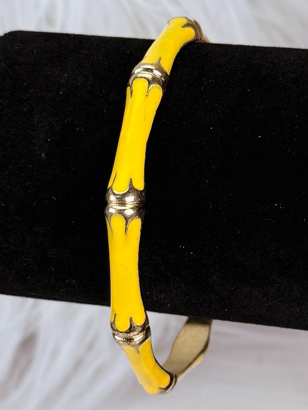 Beautiful vintage goldtone, yellow enamel, stacking bangle bracelet